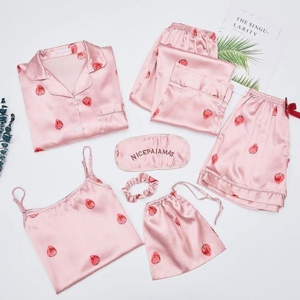 Pyjama Femme 7 Pièces – Ensemble Satin Soie Rose avec Motif Fraise & Style Élégant