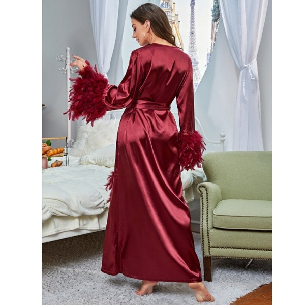 Robe de Chambre Longue en Satin Rouge Bordeaux avec Plumes – Élégance et Raffinement